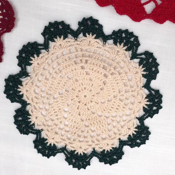 Vintage Doilies. Set of 4. Christmas holiday themed. Hand crafted. Varied sizes - Picture 6 of 11
